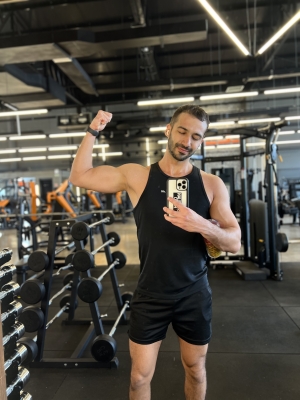 You want to worship these biceps? Fall onto your knees and submit!