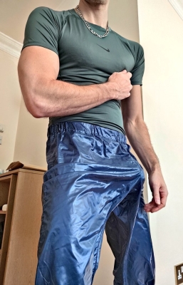 Bring your face and sniff my bulge