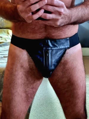 Inhale the aroma of my sweaty leather jock and feel yourself submit, fags 😈🐽